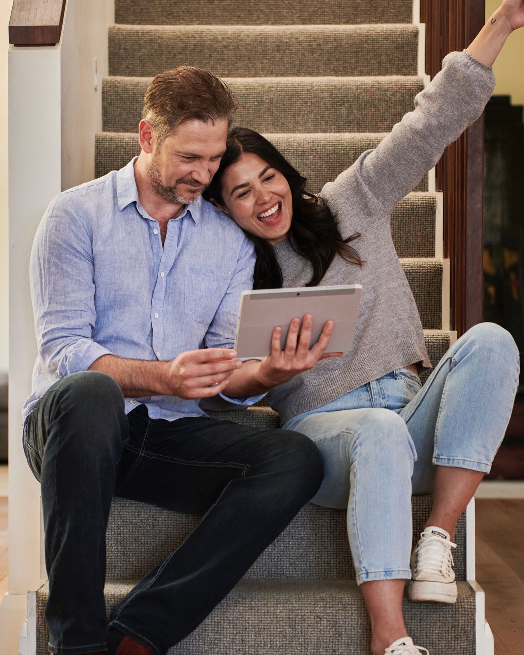 couple-homme-femme-regardent-ordinateur