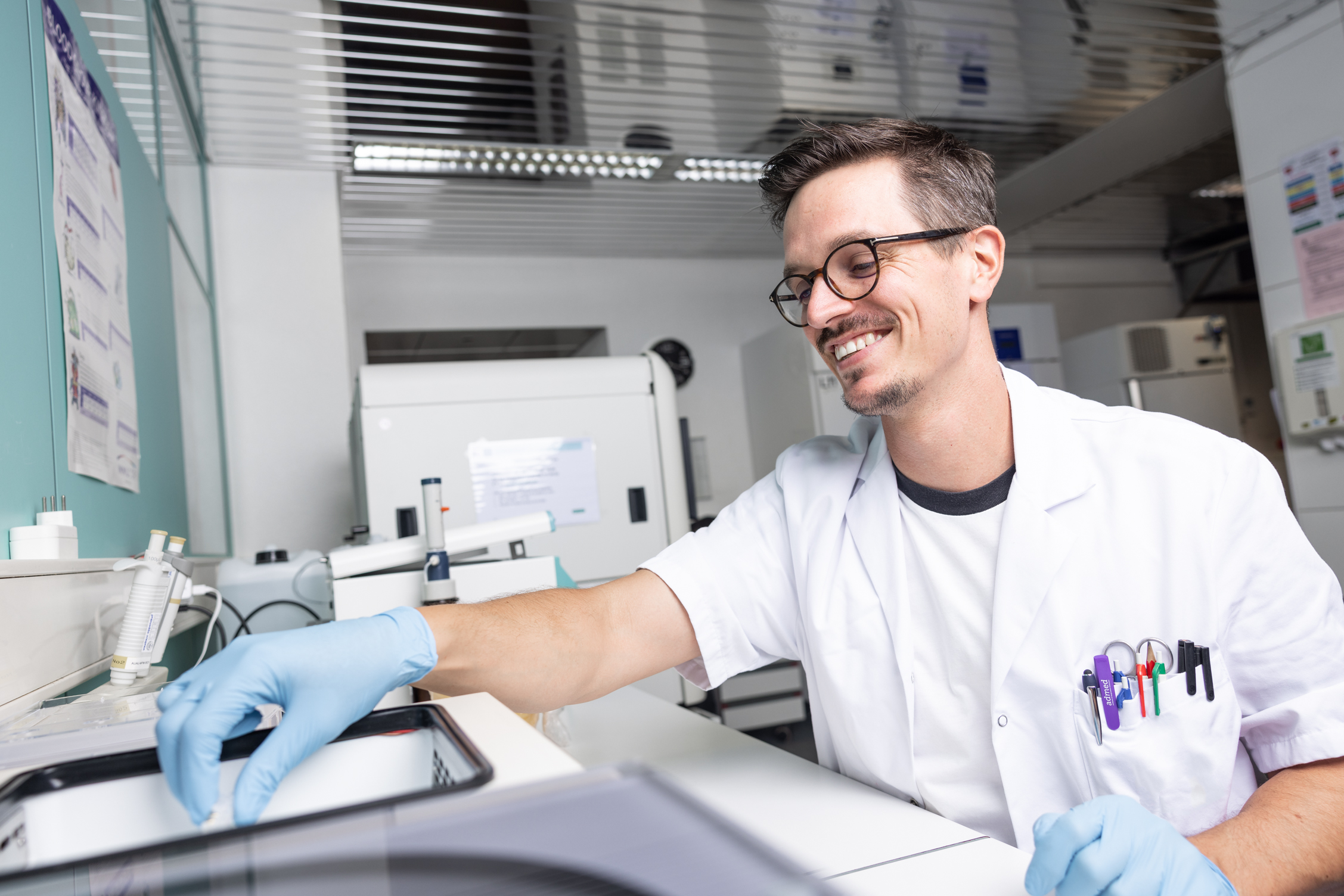 femme-scientifique-regarde-dans-un-microscope